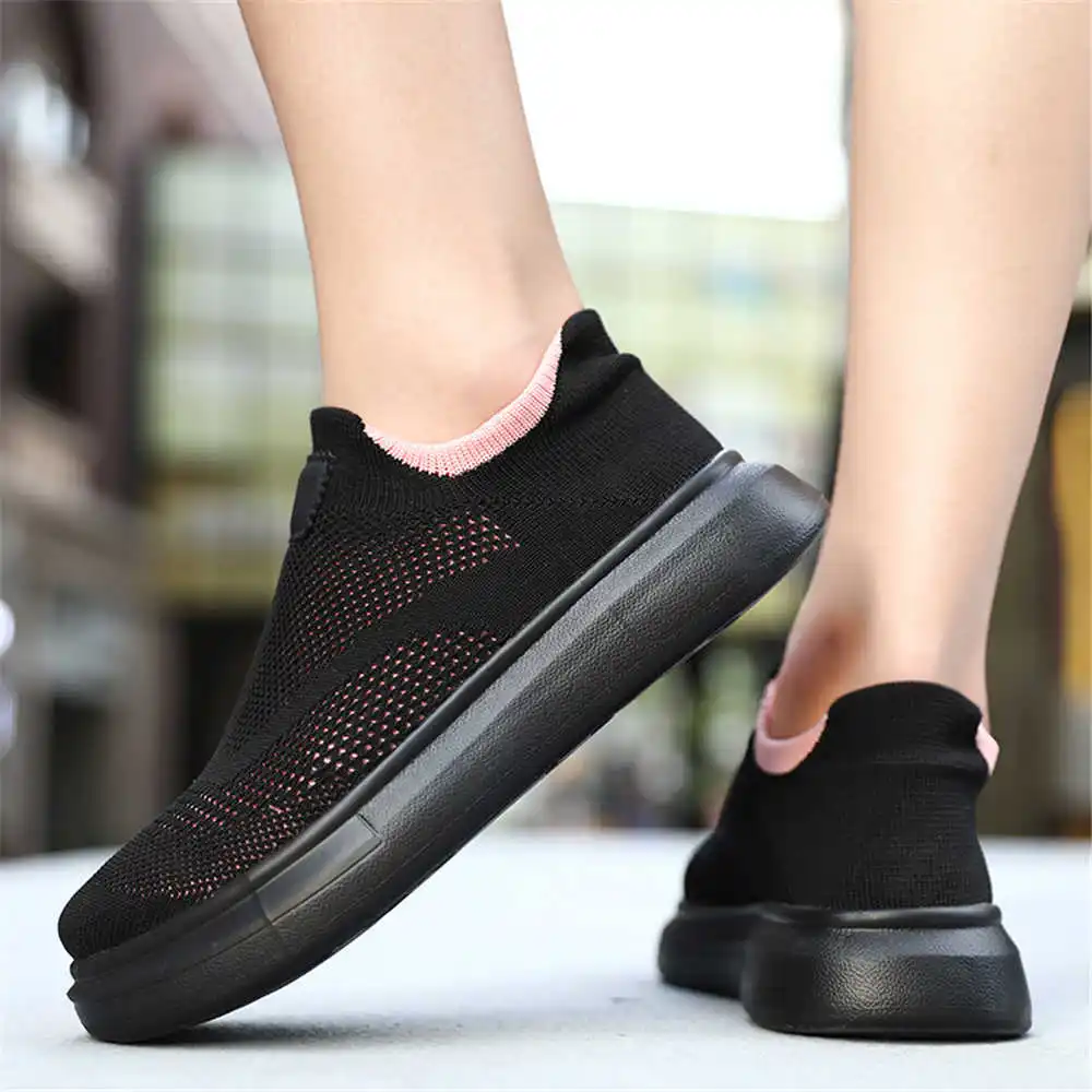 Trending Tech Accessories - جوارب رياضية للنساء ، أحذية بنية